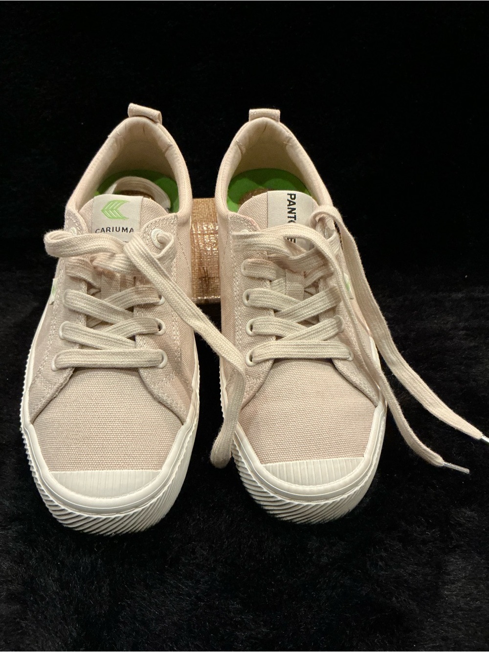 Cariuma OCA Low Pantone Low-Top Sneakers in Cream and White Size 8